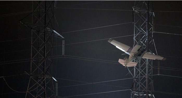 மின்சார கம்பியில் தொங்கிய விமானம்