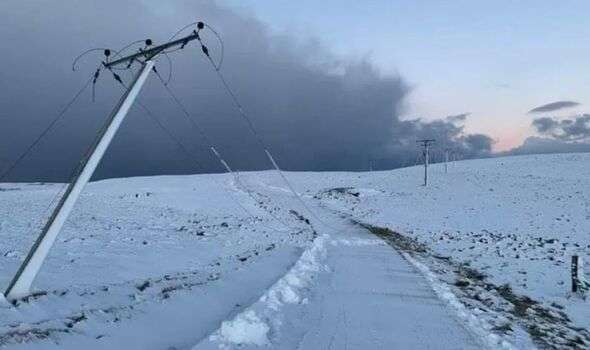 பிரிட்டனில் மின்சாரம் இன்றி தவிக்கும் 2800 வீடுகள்