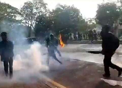 போராட்ட காரர்கள் மீது கண்ணீர் குண்டு தாக்குதல் | இலங்கை செய்திகள்