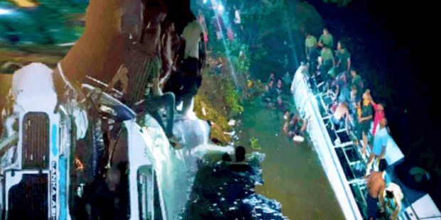 ஆற்றில் பாய்ந்த பேரூந்து 10 பேர் பலி 40 பேர் காயம்