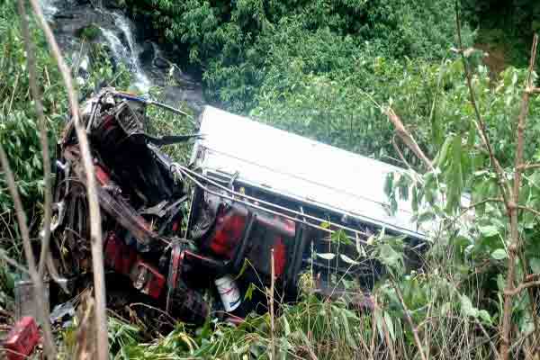 பள்ளத்தில் கவிழ்ந்த லொறி தப்பித்த லொறி சாரதி