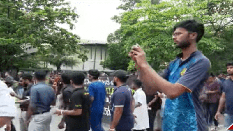 ஆர்ப்பாட்டக்காரர்களை கலைக்க கண்ணீர்ப்புகை பிரயோகம்