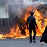 லண்டனில் கலவரம் எரிந்த பொலிஸ் வாகனங்கள்