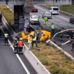 கார் மேலே வீழ்ந்து நொறுங்கிய உலங்குவானூர்தி