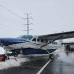 அமெரிக்கா வீதியில் தரை இறங்கிய விமானம் |மக்களோடு தப்பிய அமெரிக்கா பயணிகள் விமானம்