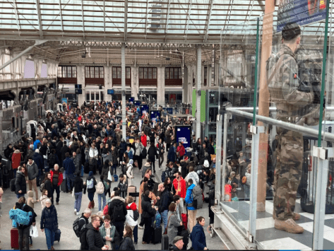 பிரான்ஸ் Gare de Lyon train நிலையத்தில் மக்களை கத்தியால் குதி சூடியலினால் அடித்த நபர்