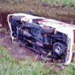 பொலனறுவையில் கவிழ்ந்த பேரூந்து தப்பிய இசைக்குழு