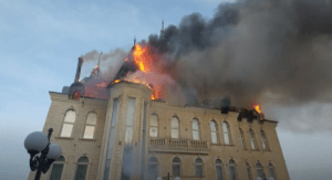 குண்டு வெடிப்பில் எரியும் கட்டடம்