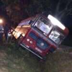 பேருந்து கவிழ்ந்து மக்கள் காயம்