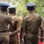 கஞ்சாவை வைக்கமுயன்ற பொலிஸ் அதிகாரி பணி நீக்கம்