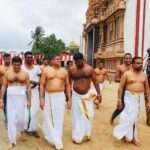 நல்லூரில் வெள்ளை வேட்டிகள்