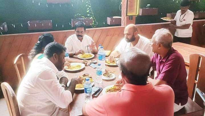 வெள்ளை வேட்டிகள் பிரியாணி கொண்டாட்டம்