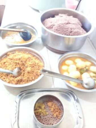 அர்ச்சுனாட வெற்றி உணவு வழங்கி கொண்டாடிய பெண்